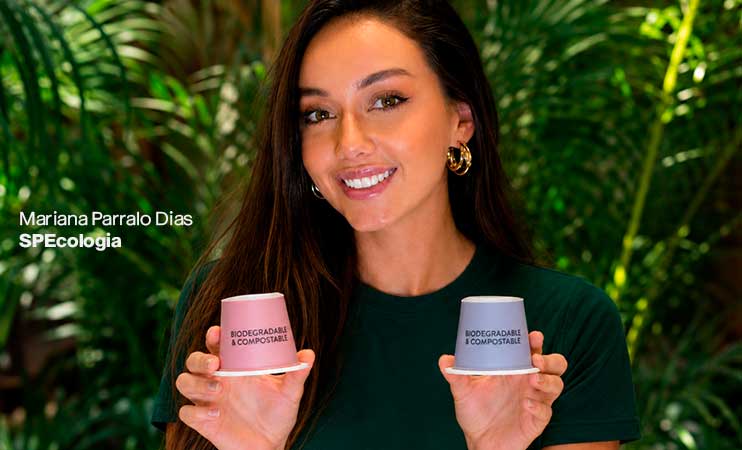 mariana dias da SPEcologia segurando copo de plastico biodegradavel