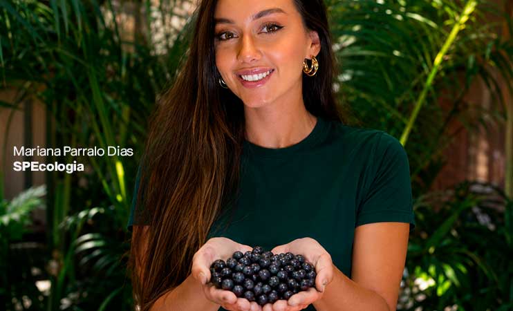 mariana parralo dias segurando caroço de açaí